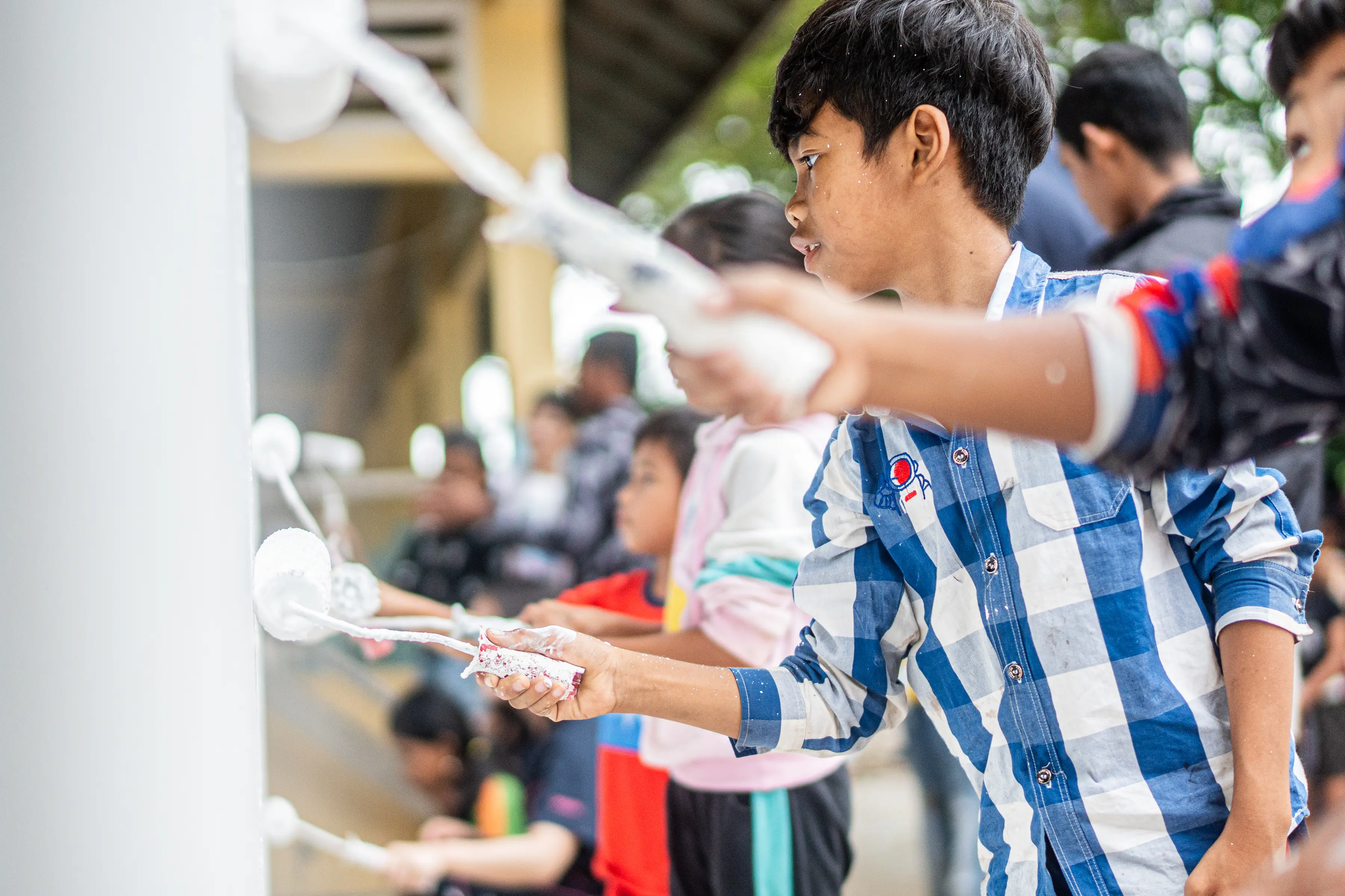 現地の人と一緒に活動する様子