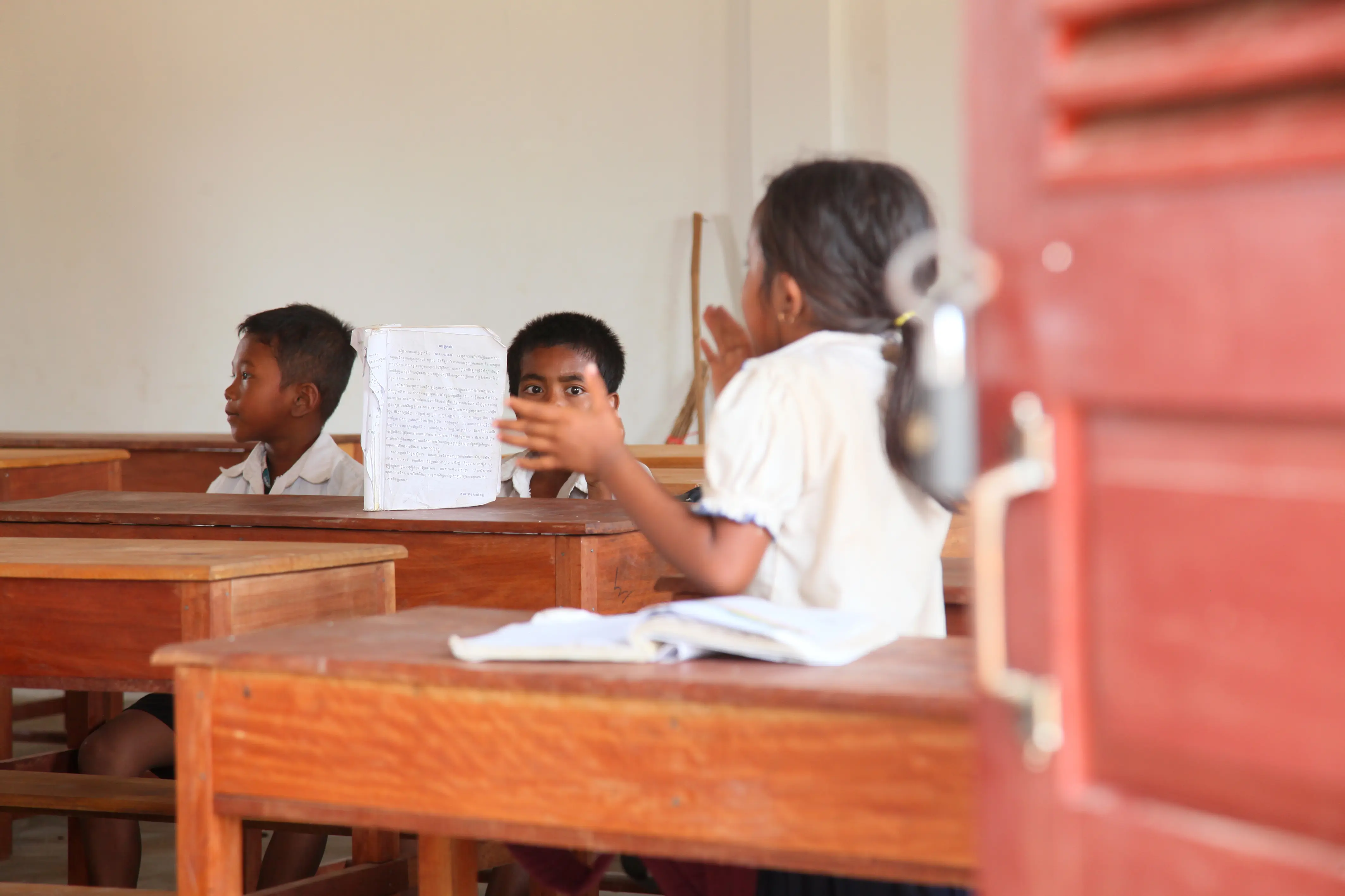教室で学ぶ子どもたちの様子