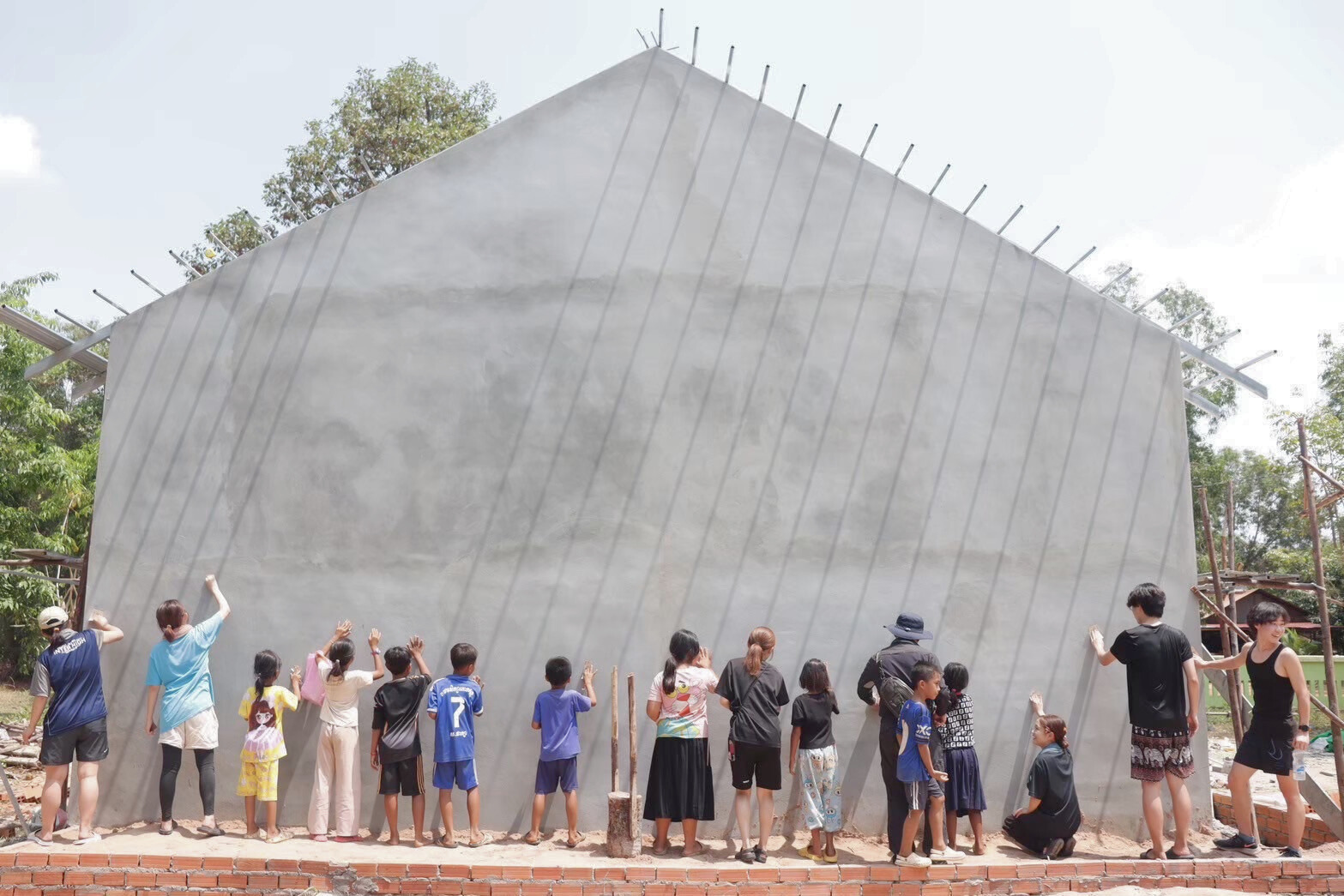 校舎づくりをする子どもたち