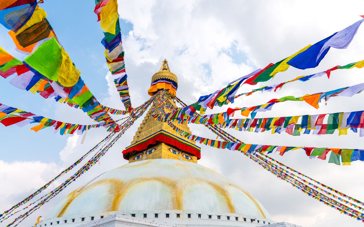 ネパールの寺院と色とりどりの旗