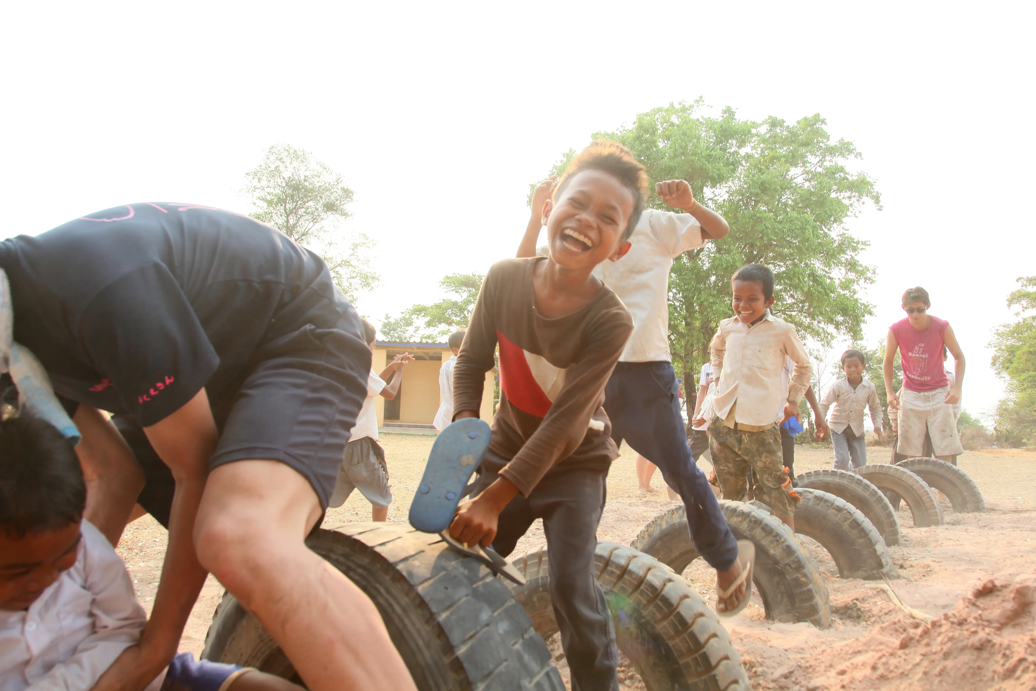 タイヤを引きながら遊ぶ子どもたち