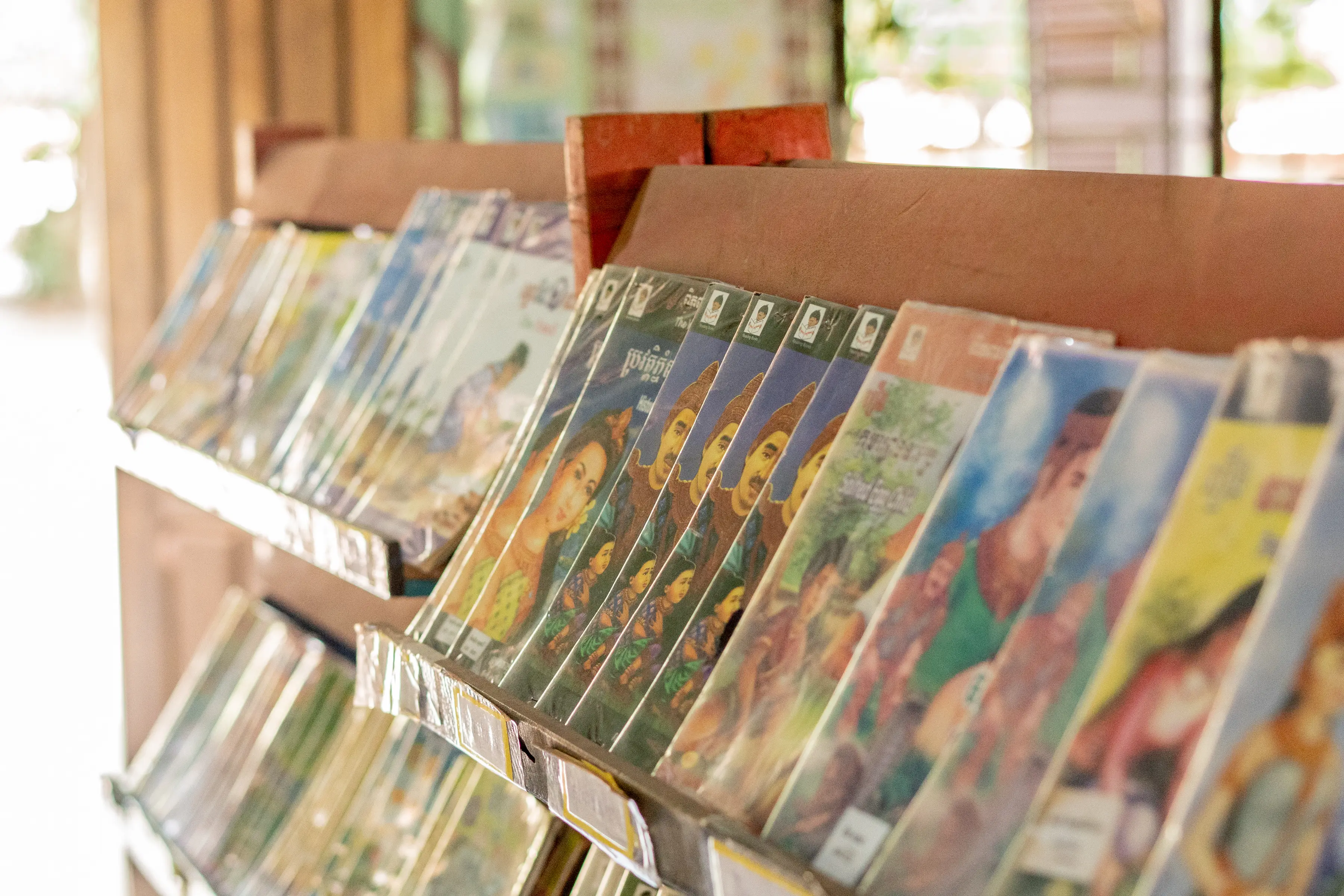 棚に並ぶ図書館の本