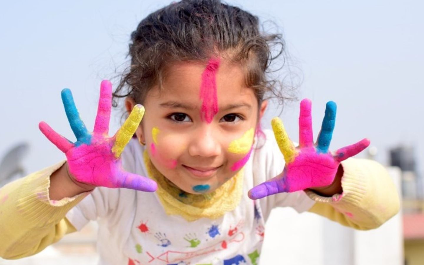 手にカラフルなペイントをしたネパールの子ども