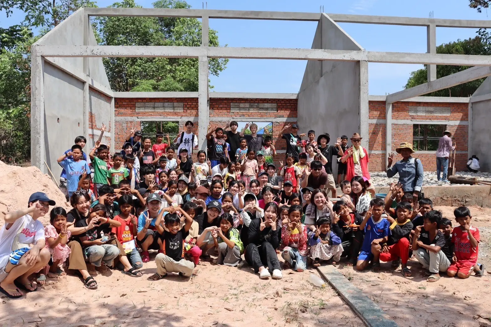 旅ぼらツアーで集まった参加者と子どもたち