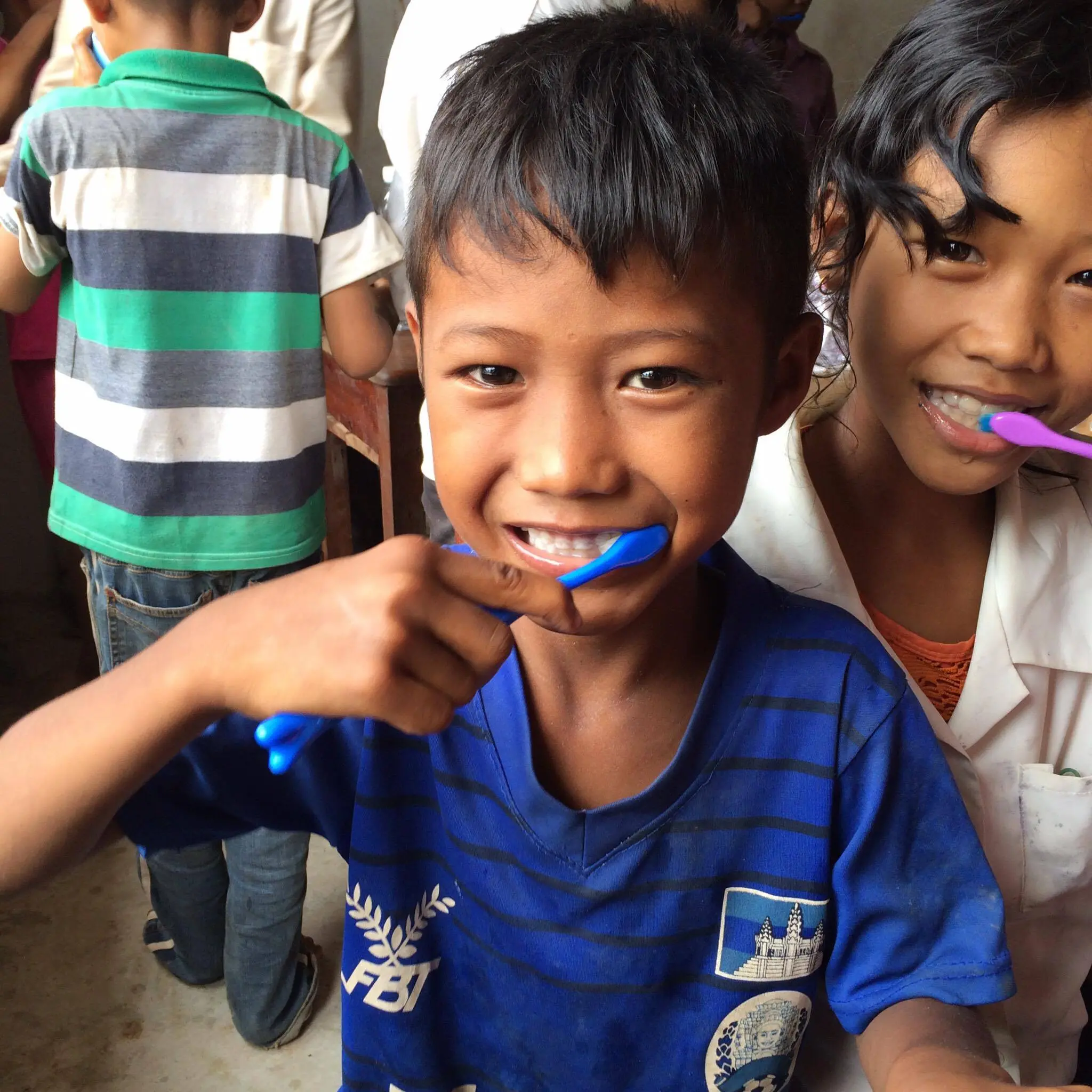 歯磨きをする子どもたち